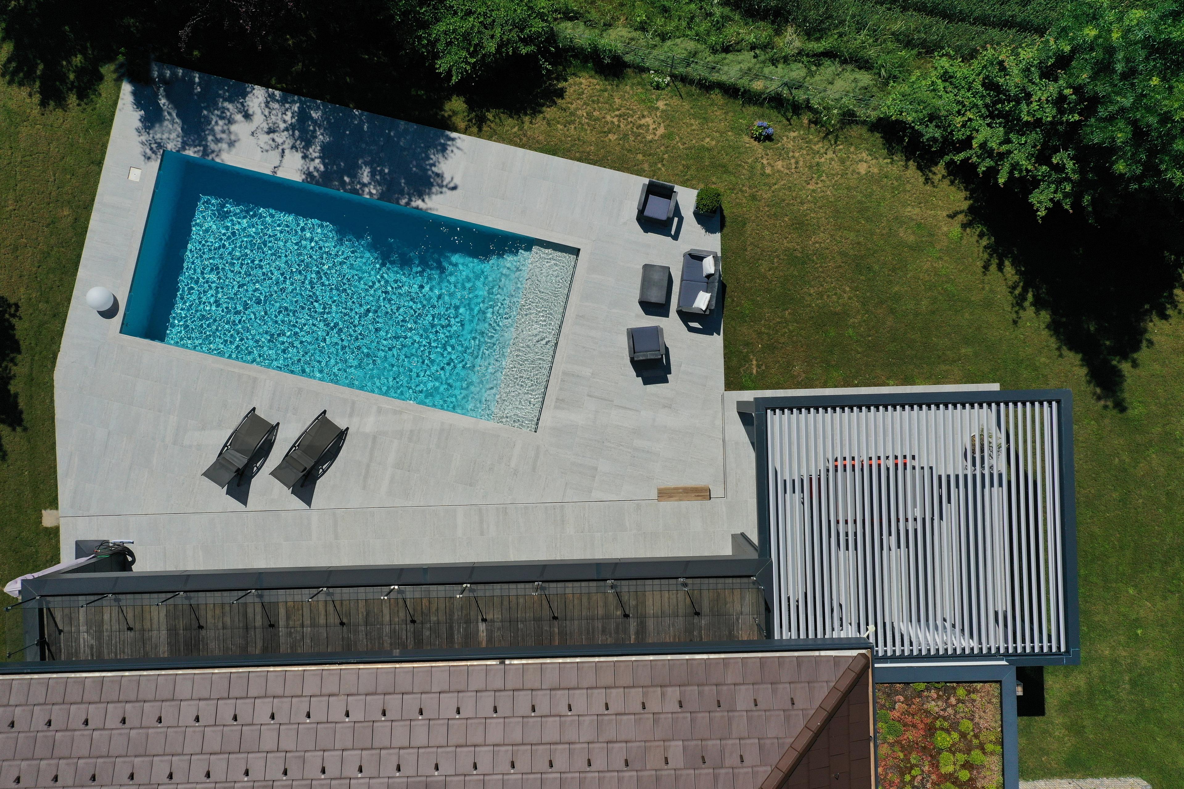 Gex - vue aérienne avec piscine