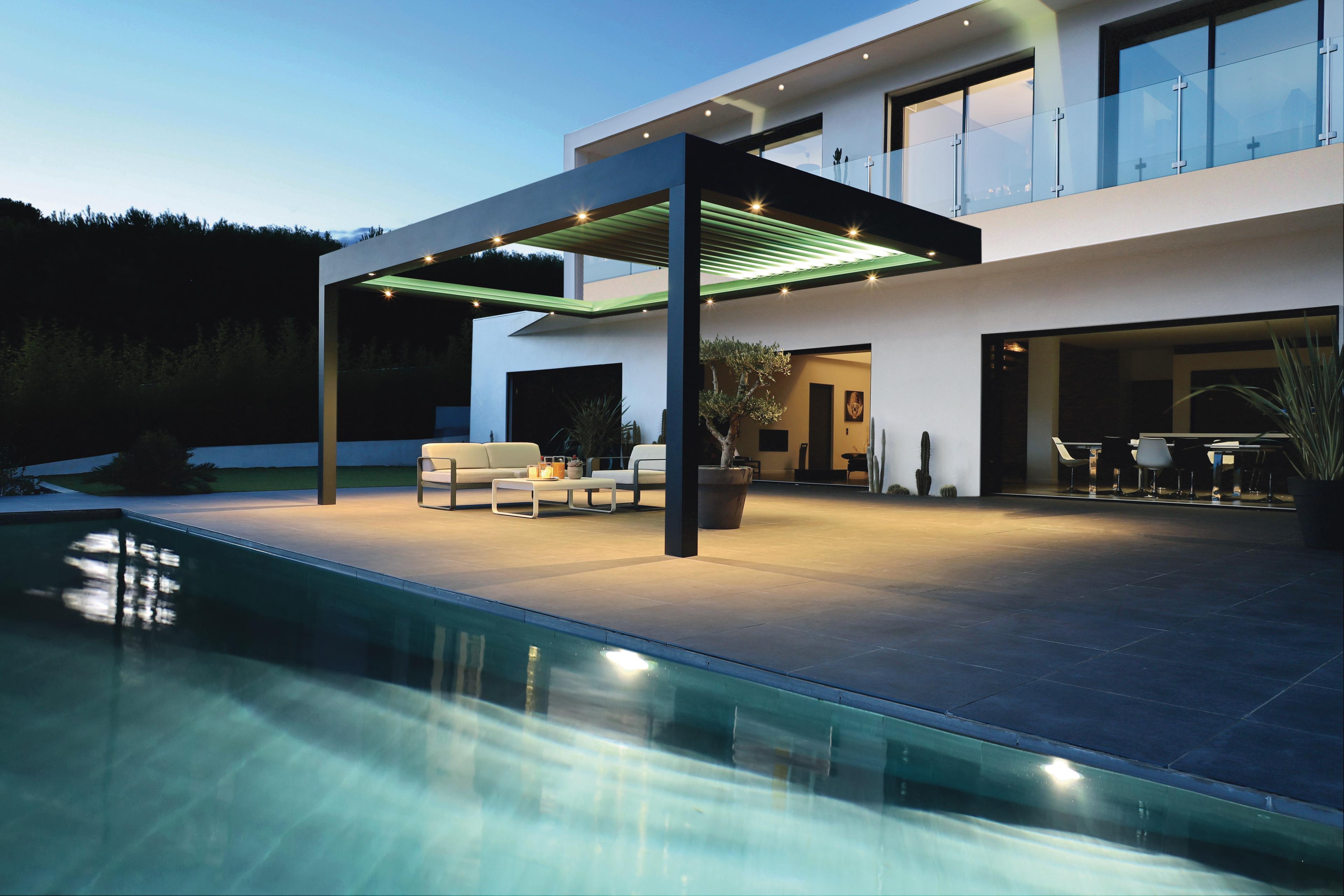 E-Motion retractable slatted pergola with swimming pool