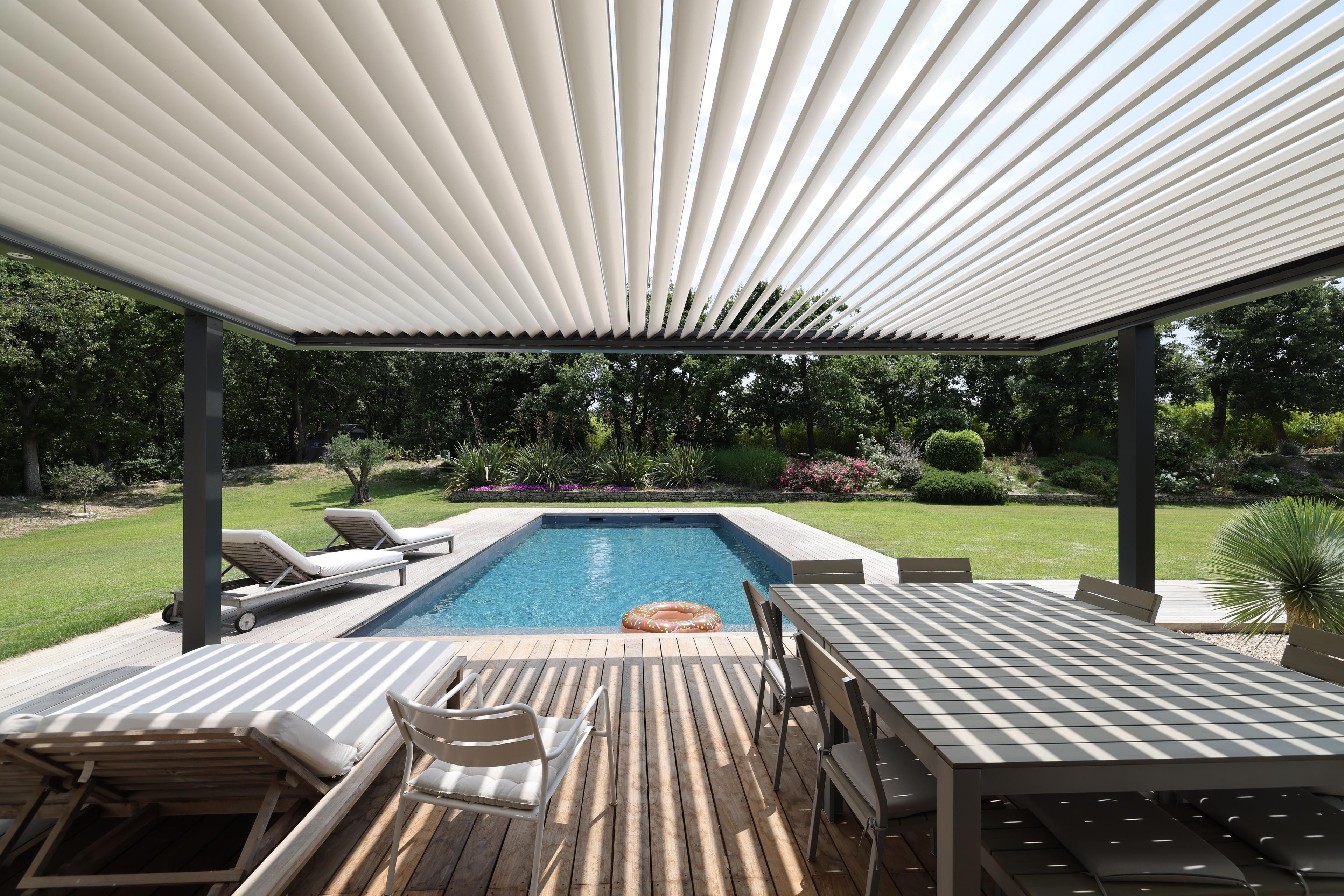 Bioclimatic pergola with pool, light and shade from below